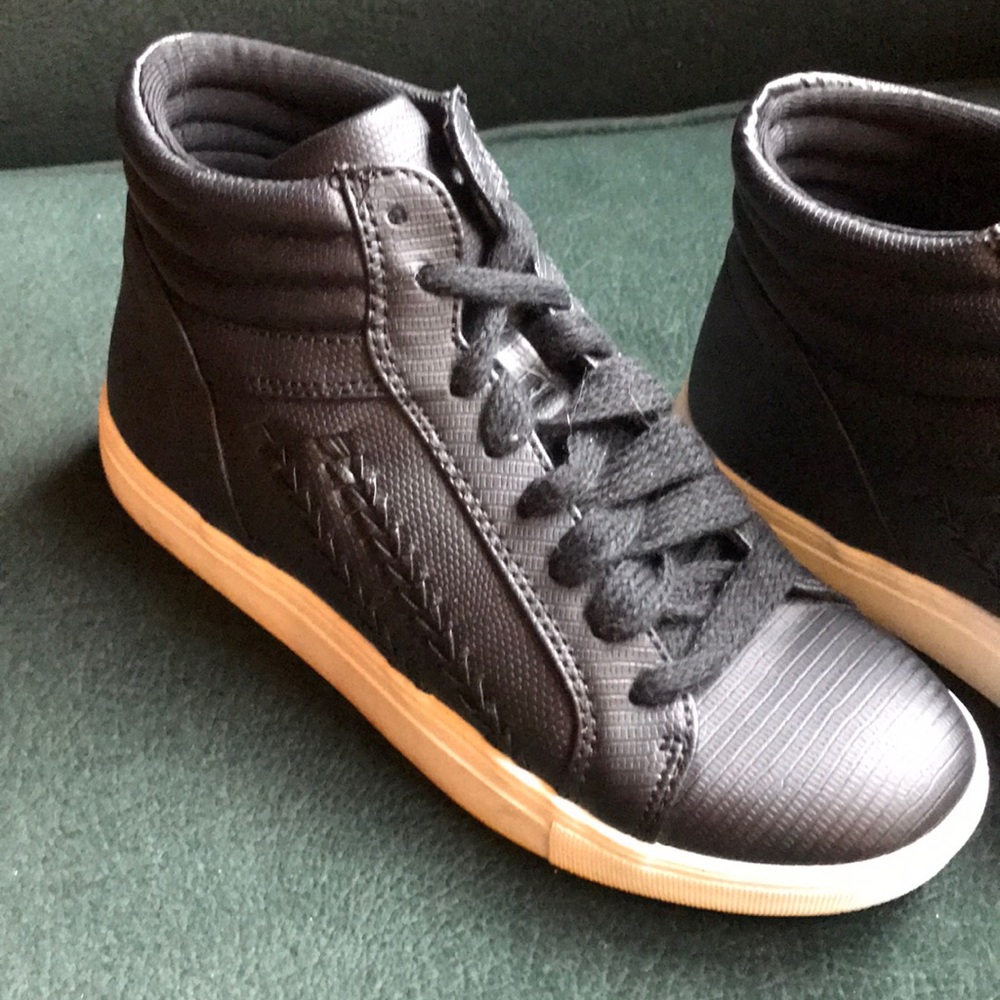 Black and white sneakers. Size 6 1/2